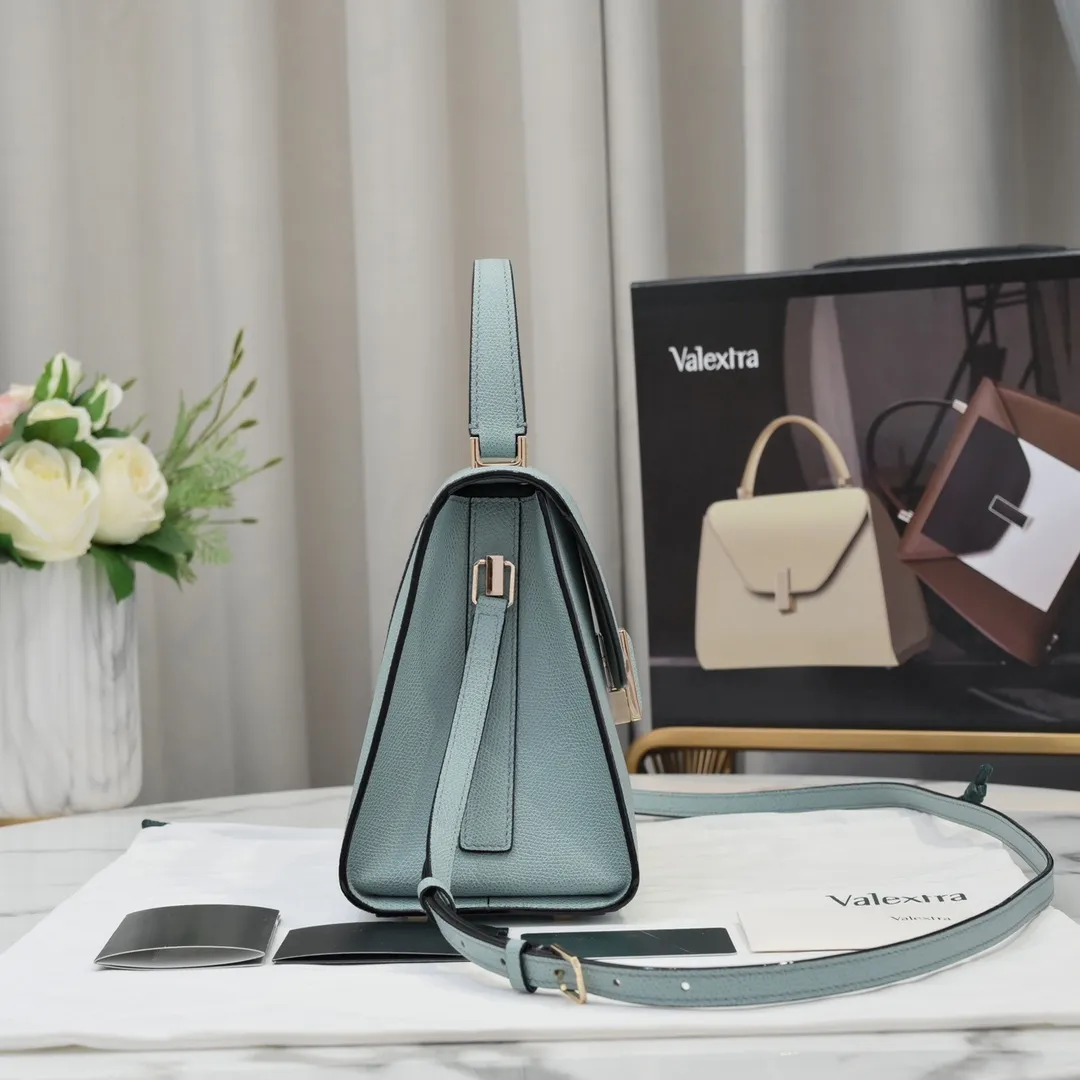 Valextra, the name of Italy's beloved horse, Iside is Val. One of extra's most iconic designs. There is no obvious logo, but the simple collective line design is very recognizable, full of architectural art, and shows a capable and intellectual style. It is made of imported palm-print lining cowhide, with up to five stitches of handwork, and the shiny oil edges test the skill of the craftsman. Large size: 26cm model 6627#